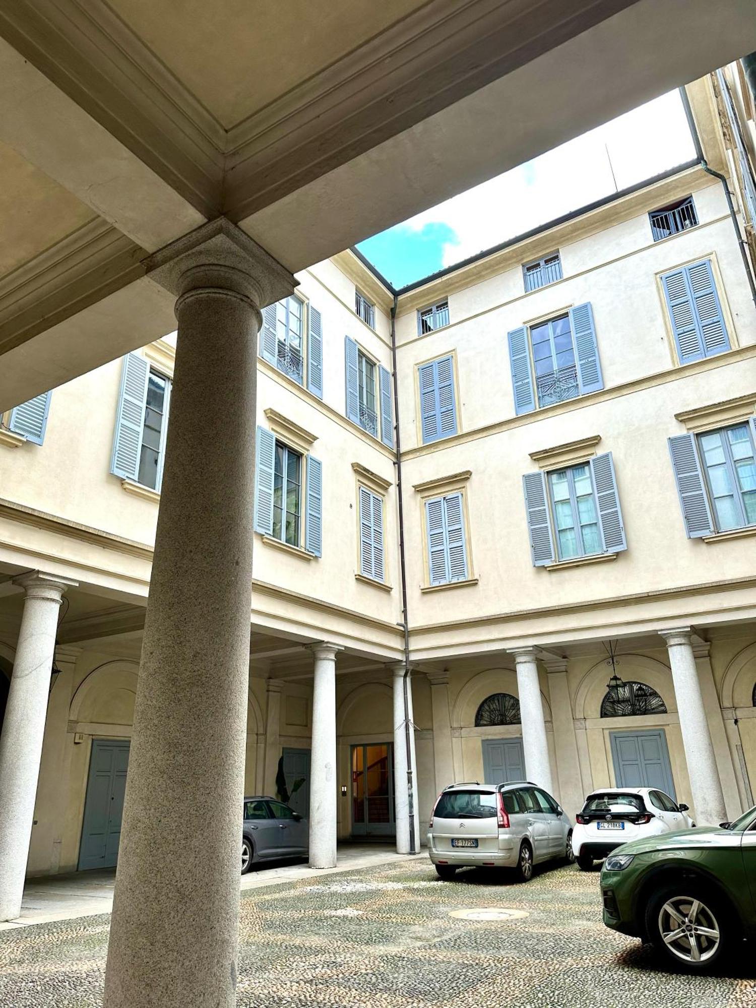Nerino House, Elegante E Tranquillo Appartamento A 5 Minuti Dal Duomo มิลาน ภายนอก รูปภาพ